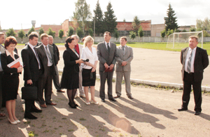 Участники заседания райисполкома на городском стадионе