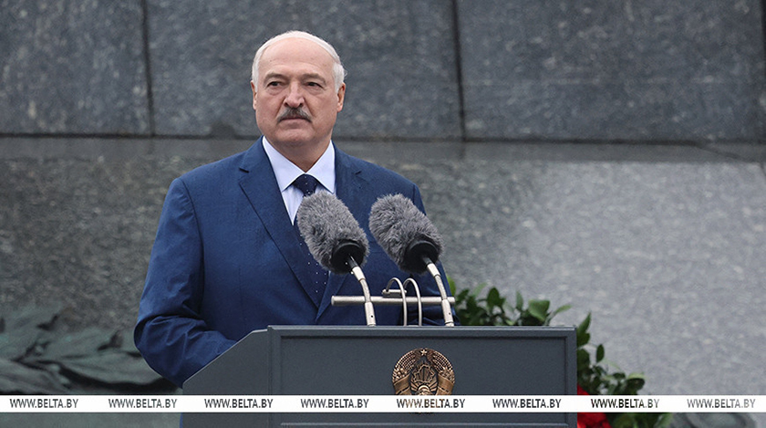 Выступление Лукашенко 9 Мая на церемонии возложения венков и цветов к монументу Победы