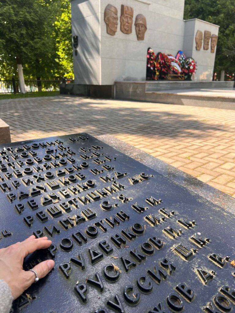 «Наш Костя остался навсегда молодым и любимым». Незаживающая рана на сердце привела москвичку на могилу воина-освободителя Шумилинского района