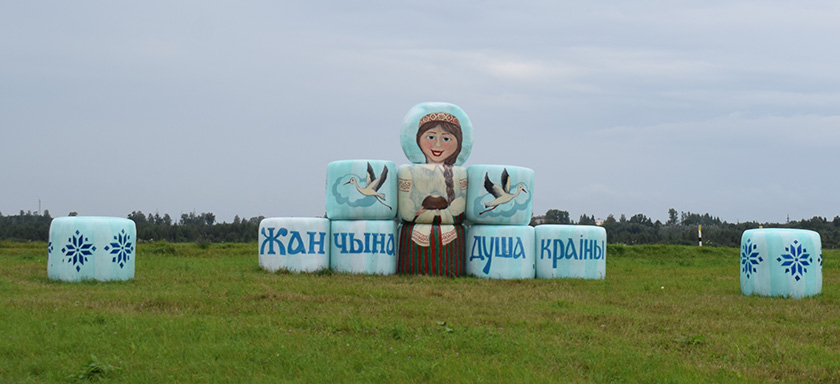 В Шумилинском районе на трассе Р-20 появились новые оригинальные объекты из соломы